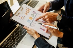 finance economics work male discussion laptop 300x200 - Contract Management in the Retail Industry